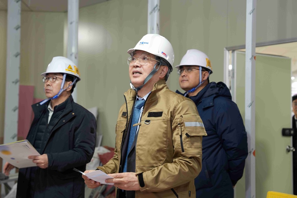 박정현 코레일유통 대표가 철도역 상업시설을 직접 둘러보며 안전점검을 실시하고 있다. 사진=코레일유통