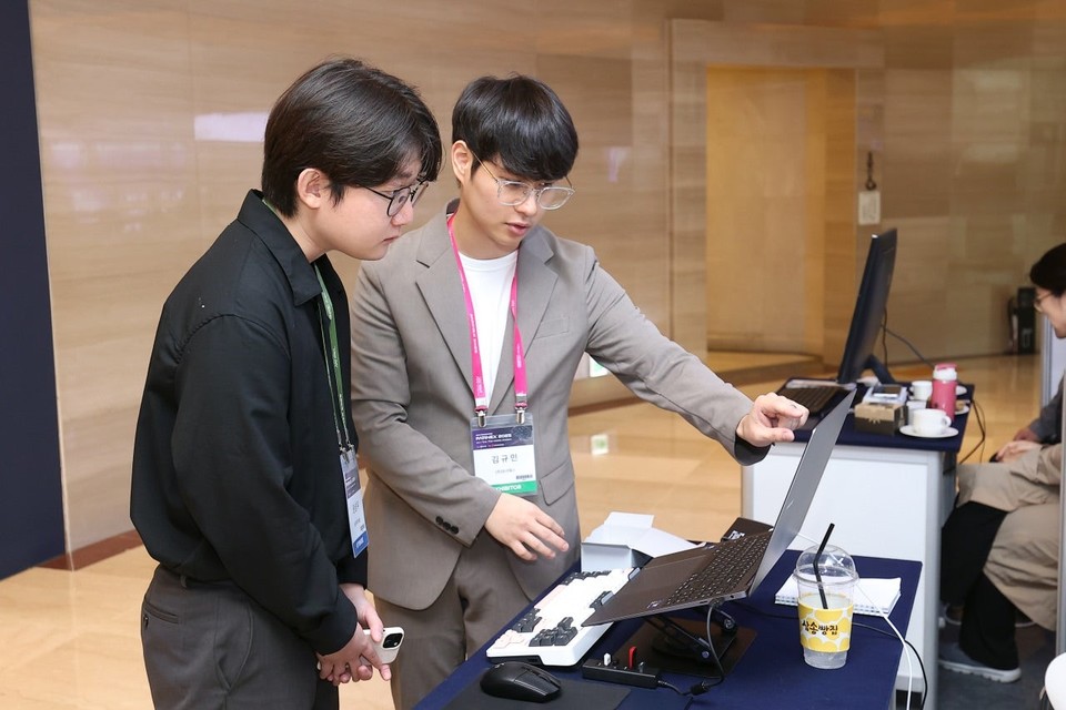 AI 상표조사 솔루션 기업 ‘마크웍스’는 지난 9월 18일부터 19일까지 서울 송파구 롯데호텔 월드에서 열린 ‘PATINEX 2025’ 지식재산 데이터 활용 창업경진대회에서 특허청장상을 수상했다고 21일 밝혔다. 사진=마크웍스