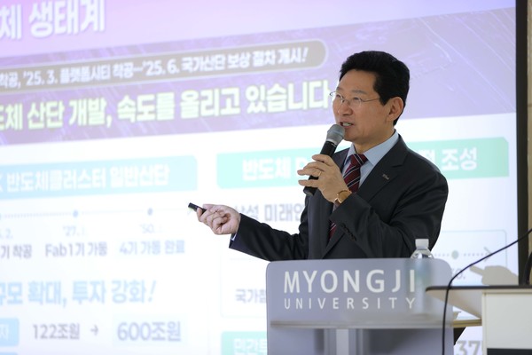 이상일 용인특례시장은 지난 21일 '2025 제8기 용인특례시 핵심리더과정'에 참석해 시 공직자를 대상으로 특별 강연을 진행했다. 사진=용인특례시
