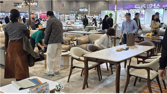 국내 리빙 산업을 대표하는 전시회인 ‘2025 고양 가구엑스포 & 홈앤리빙 더쇼’가 오는 11월 27일부터 30일까지 경기도 일산 킨텍스 제2전시장 9홀에서 열린다고 밝혔다. 사진=고양 가구엑스포 운영위원회