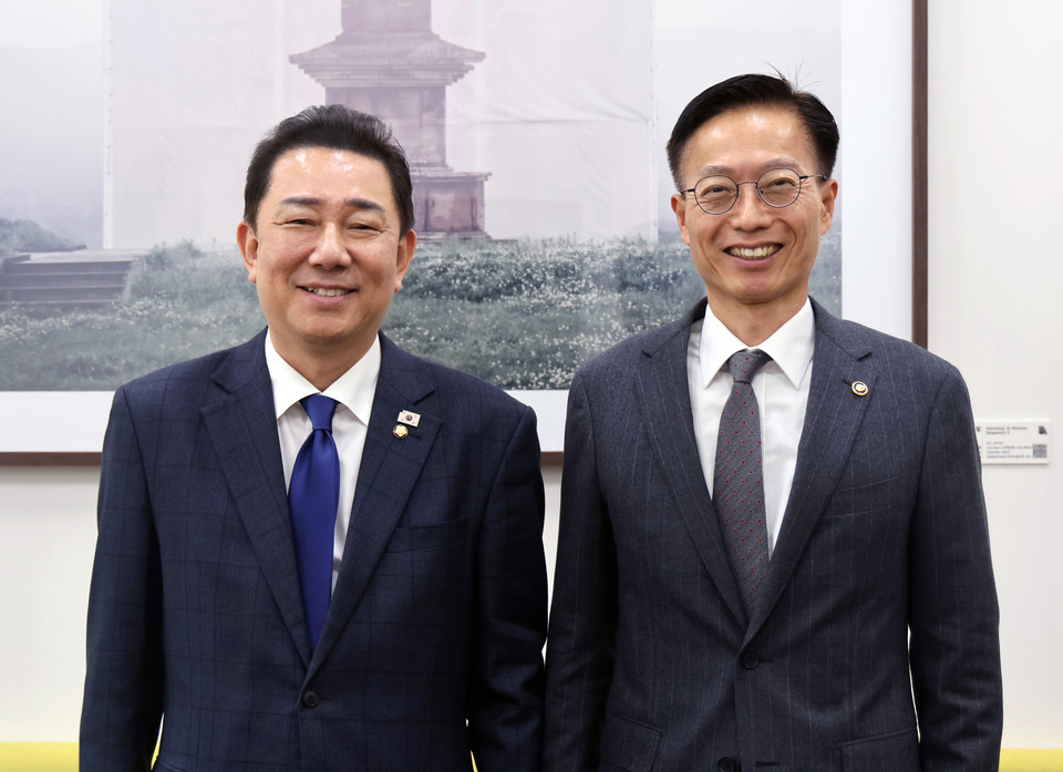 김용선 지식재산처장(오른쪽)이 더불어민주당 김병기 원내대표와 기념 사진을 촬영하고 있다. 사진=지식재산처