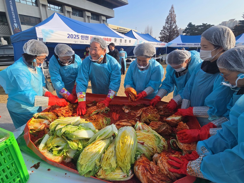 인천시(시장 유정복, 사진 왼쪽에서 세 번쩨)는 지난 22일 인천시청 앞 애뜰광장에서 동절기 지역복지사업 행사로 ‘2025 인천 김장 나눔대축제’를 개최했다고 밝혔다. 사진=인천시