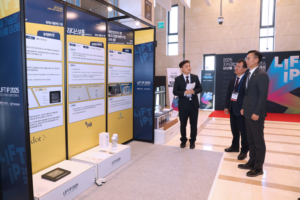 김용선 지식재산처장(오른쪽에서 첫 번째)이 특허로 제품혁신 지원 사업을 받은 기업의 제품을 관람하고 있다. 사진=지식재산처