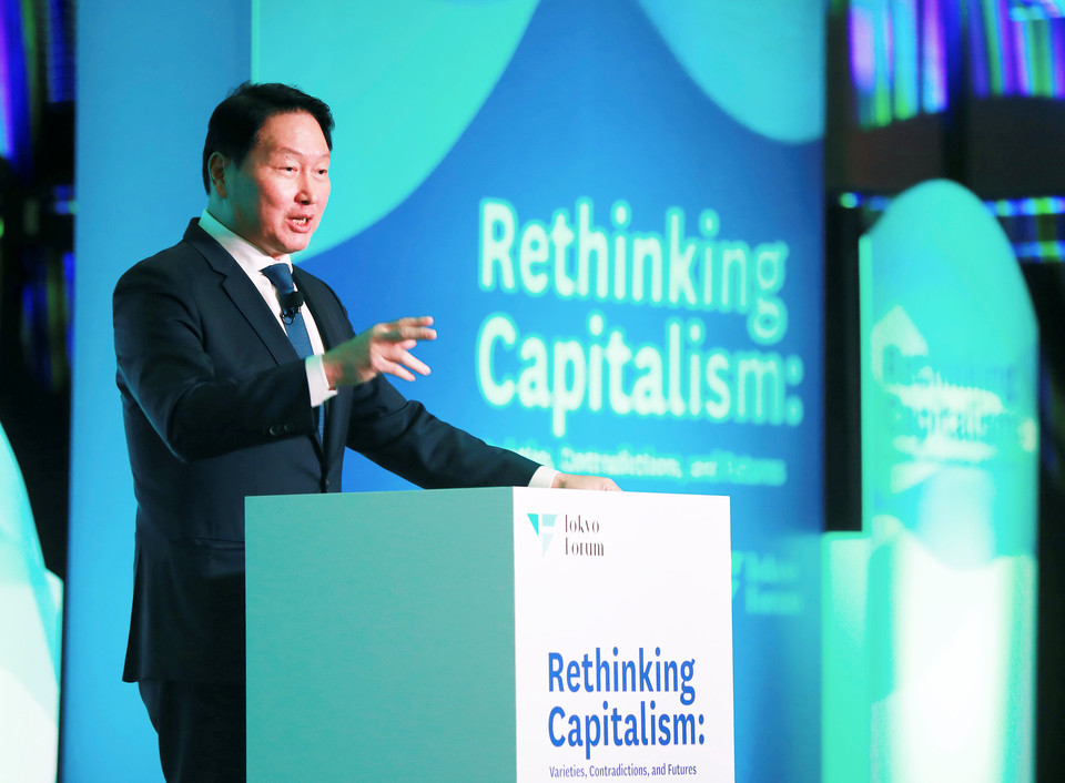 최태원 SK회장이 지난 21일 일본 도쿄대 야스다 강당에서 개최된 ‘도쿄포럼2025’에서 개회사를 진행하고 있다. 사진=SK그룹