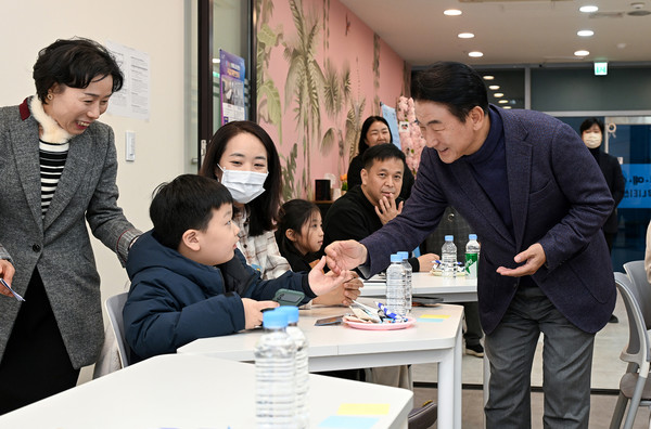 김동근 시장이 11월 21일 문예숲 커뮤니티센터 회룡역점에서 양성평등 교육 프로그램 참여 시민들과 소통하고 있다. 사진=의정부시