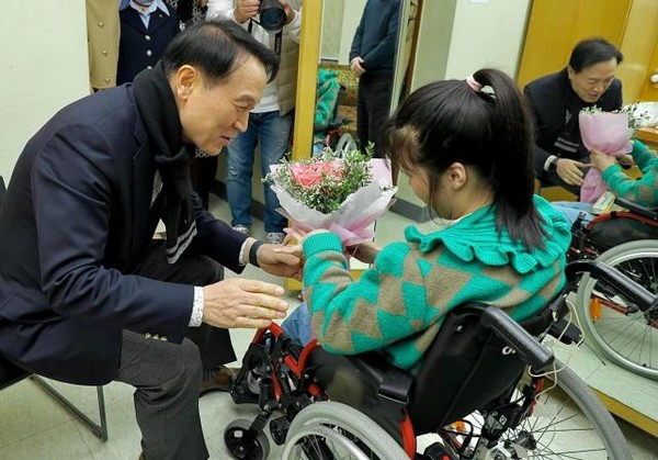  장애인식개선 창작뮤지컬 ‘위리’ 출연 장애학생을 격려하는 임태희 교육감 사진=경기도교육청