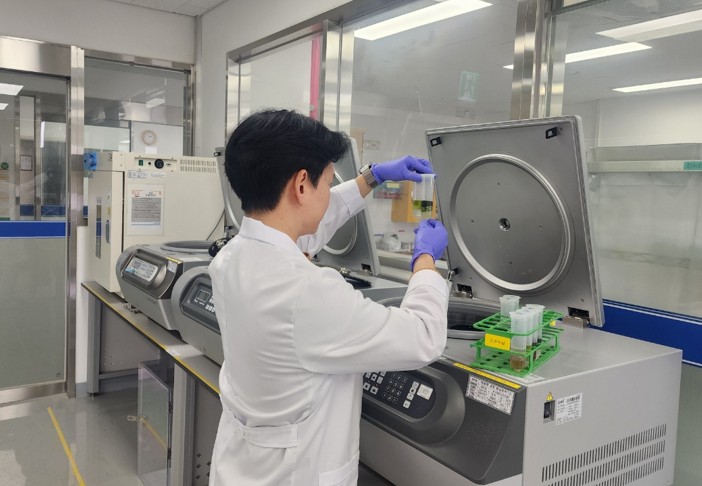 인천시(시장 유정복) 보건환경연구원은 김장철을 맞아 지난 11월 3일부터 14일까지 주요 농산물과 새우젓 등 총 100건의 식재료를 검사한 결과, 부적합 제품 1건을 발견해 즉시 유통을 차단했다고 밝혔다. 검사 장면. 사진=인천시 보건환경연구원