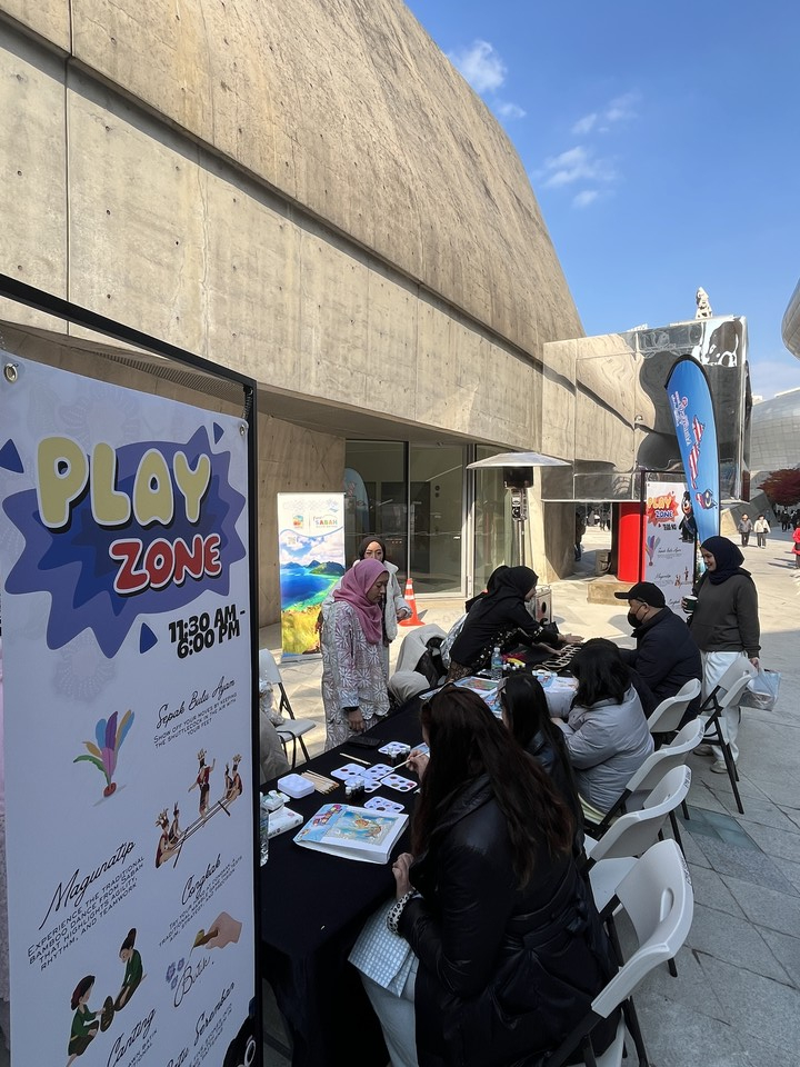 페스티벌 말레이시아에서 진행하는 프로그램에 참가한 시민들이 말레이시아 전통 문화를 체험하고 있다. 사진=말레이시아 관광청