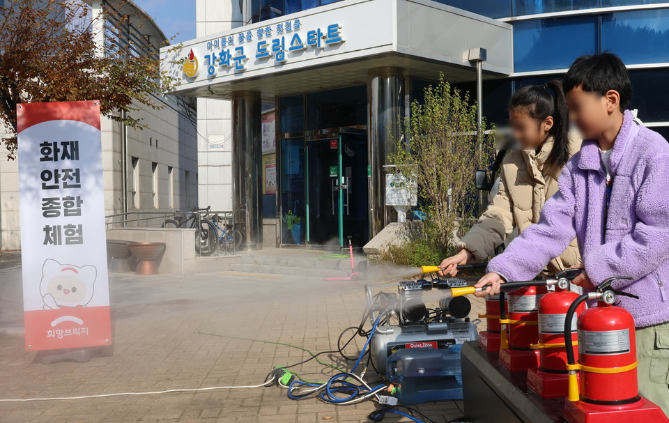 희망브리지가 강화군 드림스타트 아동을 대상으로 화재안전종합체험 교육을 하고 있다. 사진=희망브리지