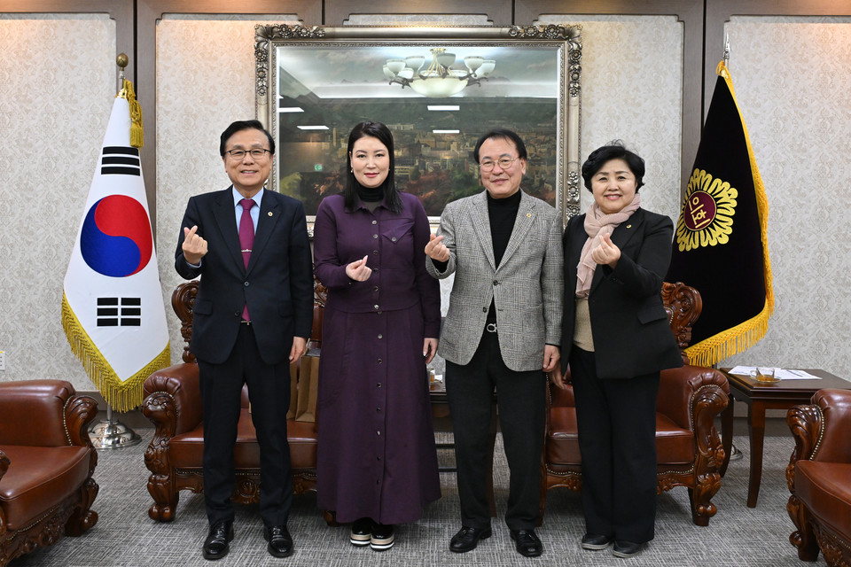 강석주 서울시의원(왼쪽부터)과 서울시의회를 방문한 울란바타르시의회 행정위원장, 이종환 서울시의회 부의장, 김영옥 보건복지위원장이 기념사진을 찍고 있다. 사진=서울시의회