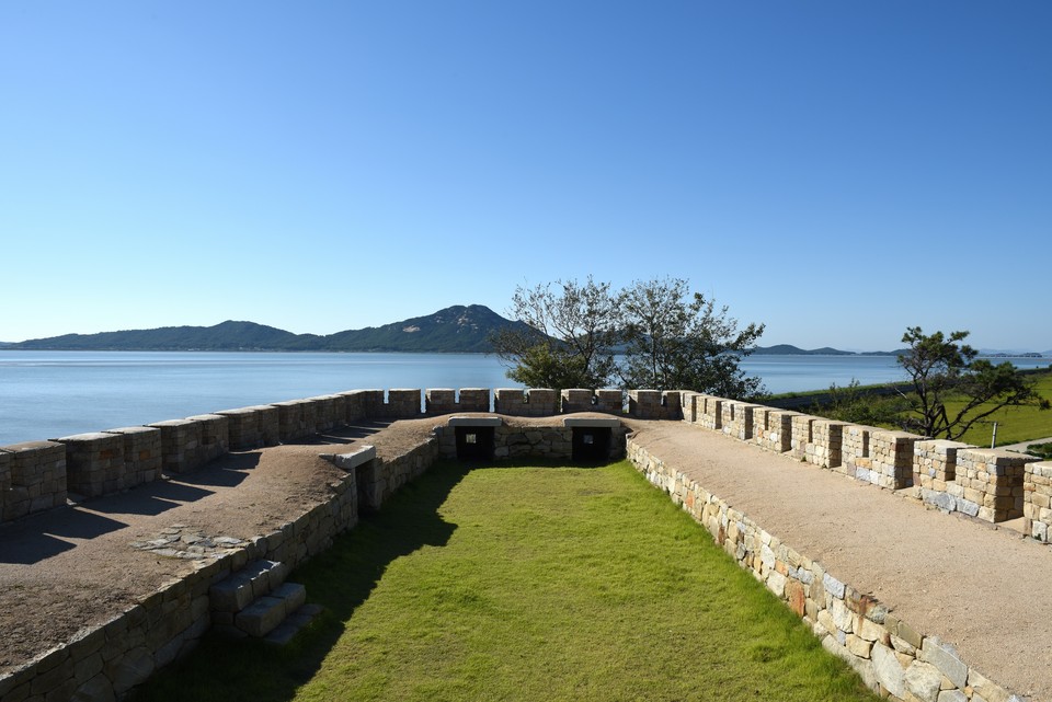인천시(시장 유정복)는 24일 ‘시지정유산 역사문화환경 보존지역 내 건축행위 허용기준 및 보호구역 조정 고시’를 통해 시지정문화유산 주변 규제를 단계적으로 정비한 2단계 개선안을 발표했다. 강화 계룡돈대(인천광역시 기념물, 1995년 3월 2일 지정). 사진=인천시