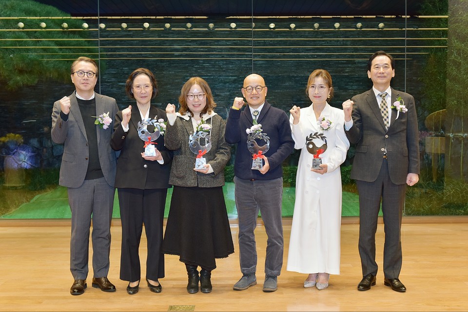 지난 19일 서울 종로구 교보생명빌딩에서 열린 ‘제27회 교보교육대상 시상식’에서 최화정 교보교육재단 이사장(맨 오른쪽)을 비롯한 수상자와 관계자들이 기념촬영을 하고 있다. (사진 왼쪽부터) 김동일 서울대 평생교육원장(심사위원장), 캐서린 한 한국NVC센터 고문(참사람육성 부문), 어린이날다 사회적협동조합 정채민 이사장(미래혁신 부문), 송악마을교육네트워크 오늘 김태곤 대표(평생교육 부문), 김영래 신일중 교사(창의인재육성 부문), 최화정 이사장. 사진=교보교육재단