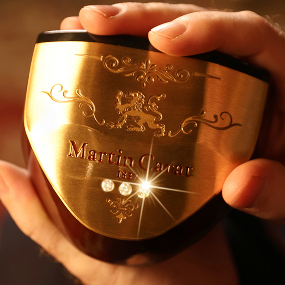 프리미엄 파크골프 브랜드 ‘마틴캐럿(MartinCarat1837)’이 세계 최초로 보석 디자인이 적용된 파크골프채를 공식 출시했다고 25일 밝혔다. 사진=마틴캐럿