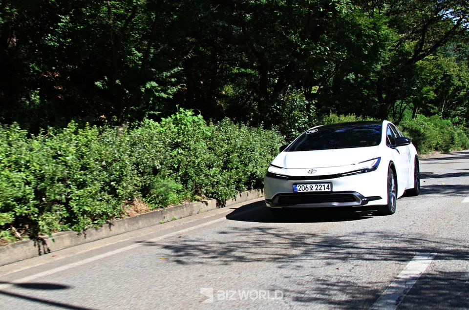 프리우스 AWD 국도 주행모습 전측면. 사진=손진석 기자