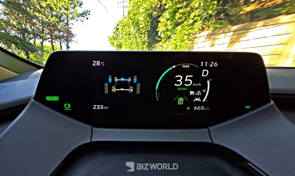 프리우스 AWD 탑 마운트 계기판. 사진=손진석 기자