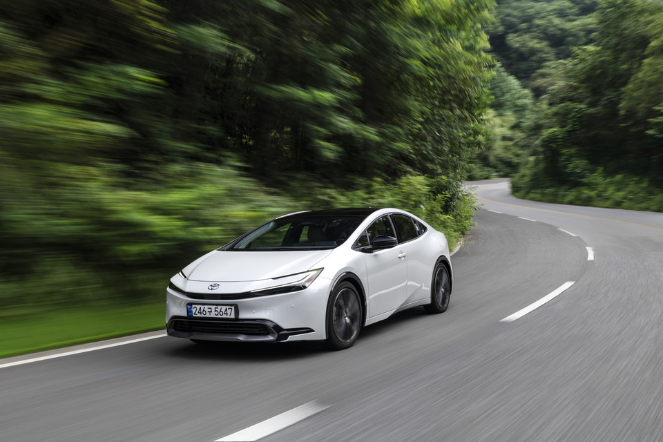 2026년형 프리우스 HEV AWD 주행모습. 사진=토요타코리아