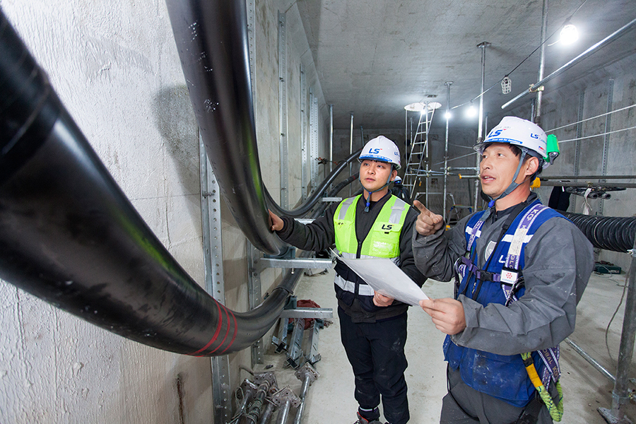 LS전선 직원이 세계 최대 송전 용량인 500kV급 HVDC 케이블이 투입되는 ‘동해안-신가평’ 시공 현장을 점검하고 있다. 사진=LS전선