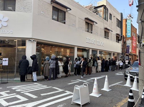 국내 슈즈 전문 브랜드 ‘마크모크(MACMOC, 대표 김정현)’가 서울 성수동에 새로운 플래그십 스토어를 오픈하며 K-패션의 중심지로 떠오른 성수에 또 하나의 감도 높은 공간을 선보였다고 25일 밝혔다. 사진=마크모크