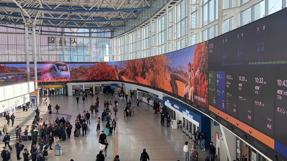 코레일유통이 서울역에 설치한 '플랫폼(Platform)111' 모습. 사진=코레일유통