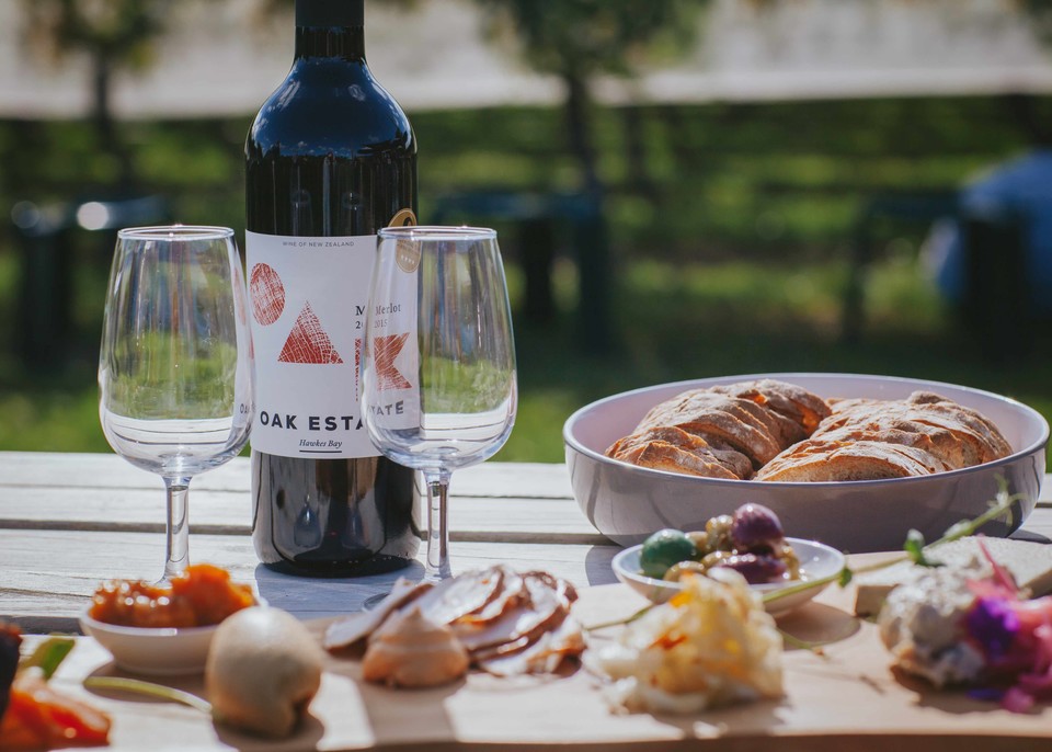 혹스베이에서 즐기는 와인. 사진=Hawkes Bay