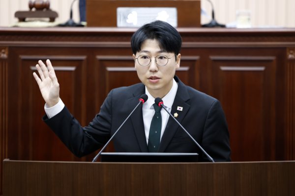 구리시의회 김한슬 의원이 25일 열린 제354회 제2차 정례회에서 5분 자유발언을 하고있다. 사진=구리시의회