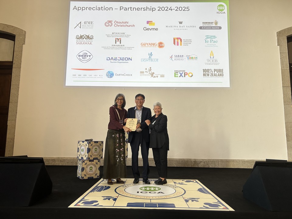 고양국제박람회재단이 ICCA공로상을 수상하고 ICCA Asia-Pacific Chapter Chair의 Jane Vong Holmes(왼쪽부터)와 고양국제박람회재단 컨벤션뷰로본부 이상열 본부장, ICCA Board Director of Asia-Pacific Leonie Ashford가 기념 사진을 촬영하고 있다. 사진=고양CVB