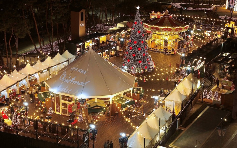 롯데호텔앤리조트가 서울 잠실 롯데월드타워 월드파크 잔디광장에서 열리는 ‘롯데타운 크리스마스 마켓’에 참여해 다양한 호텔 F&B 상품을 선보이는 부스를 운영한다고 26일 밝혔다. 사진=롯데호텔앤리조트