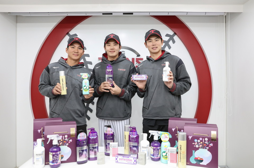 LG생활건강, LG 트윈스에 선물세트 180여개 전달