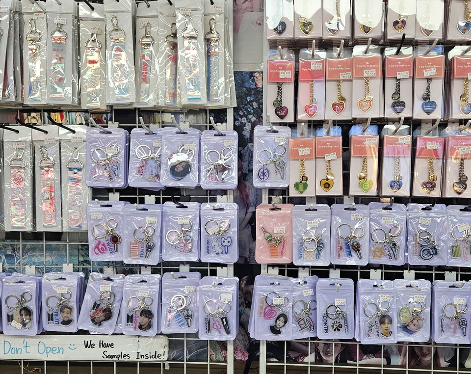 지식재산처(처장 김용선)는 오는 21일 서울 광화문 광장에서 열리는 아이돌 그룹 방탄소년단(BTS)의 컴백 라이브 공연을 앞두고 외국인 관광객이 급증할 것으로 예상됨에 따라 K-팝 아이돌 상표를 무단으로 도용한 불법 굿즈 판매를 집중 단속했다고 밝혔다. 참고사진=지식재산처 