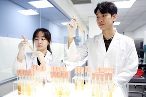 코스맥스, 한국인 피부 마이크로바이옴 연구 집대성..."다음 무대는 '글... - 뉴스 썸네일 이미지