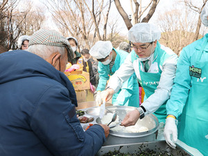 iM뱅크, 지역 소외계층에 '행복한 밥상' 나눠 - 뉴스 썸네일 이미지