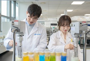 KB증권 "한국콜마, 스킨케어·선케어 수주 확대로 2분기 '호실적'...3분기... - 뉴스 썸네일 이미지