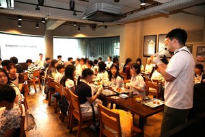 교촌에프앤비, 한일 아동 초청 '교촌치킨 소스 바르기' 체험 진행 - 뉴스 썸네일 이미지